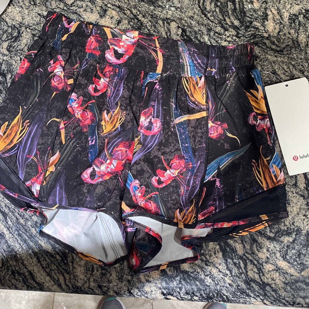 Lululemon 🎊NWT 🎊 Hottie Hot LR Short 4”*Lined